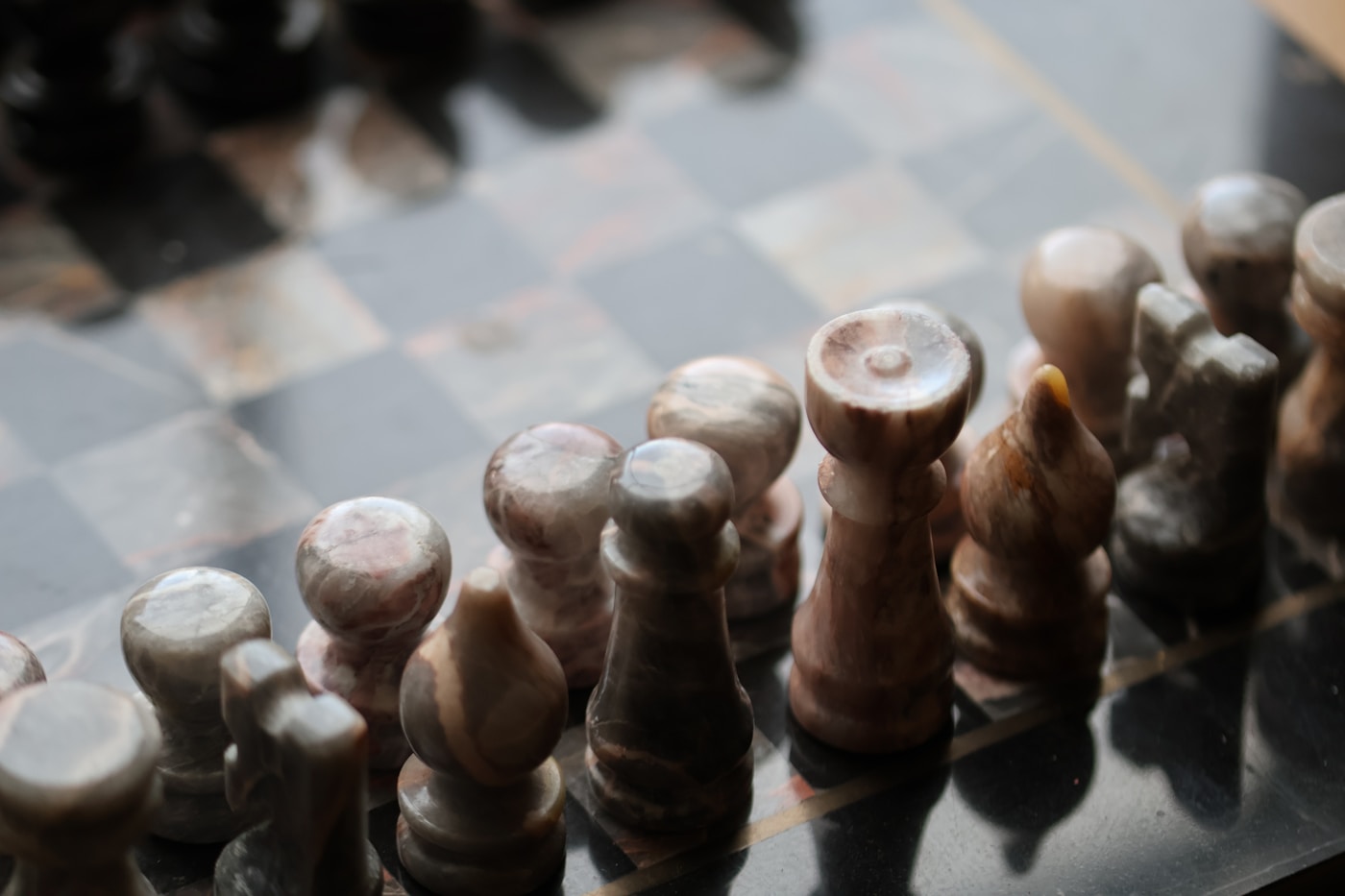 Tabuleiro de xadrez em mármore — planejamento estratégico, posicionamento competitivo e criação de valor