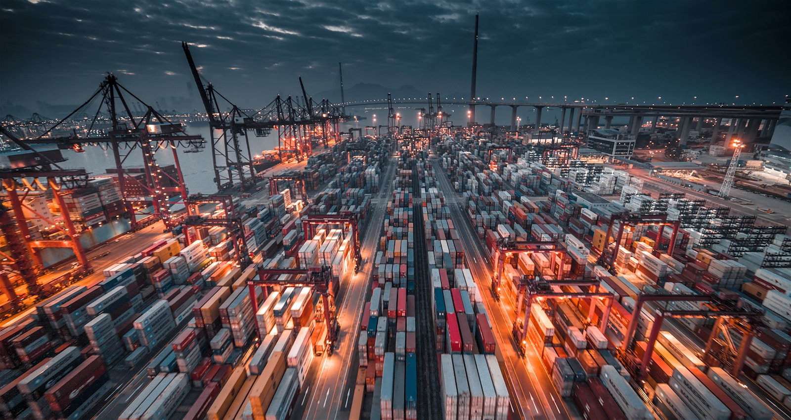 Vista aérea de porto com containers de carga — supply chain estratégico, sourcing e gestão de fornecedores